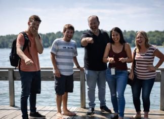 Šala koja je skoro ubila: Baka koju je sopstveni unuk gurnuo u jezero i porodica koja se smejala dok je tonula Šala koja je skoro ubila: Baka koju je sopstveni unuk gurnuo u jezero i porodica koja se smejala dok je tonula - featured image