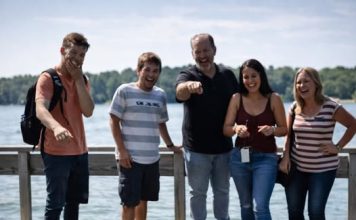 Šala koja je skoro ubila: Baka koju je sopstveni unuk gurnuo u jezero i porodica koja se smejala dok je tonula Šala koja je skoro ubila: Baka koju je sopstveni unuk gurnuo u jezero i porodica koja se smejala dok je tonula - featured image