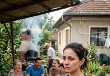 Mama mi je na roštilju rekla da, ako sutra nestanem, nitko me ne bi ni primijetio. Tada sam otišla ne osvrnuvši se. Mama mi je na roštilju rekla da, ako sutra nestanem, nitko me ne bi ni primijetio. Tada sam otišla ne osvrnuvši se. - featured image
