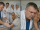 “Kada medicinske sestre nisu htjele da operu smrdljivu staru Romkinju, glavni ljekar je bez riječi zasukao rukave i uradio to sam. Prije nego što je otišla, starica mu je jedva čujno šapnula: ‘Sutra nemoj operisati bogataša. Prvo provjeri džep anesteziologa.’ A kada je pogledao unutra, sledio se od šoka… 😲😲😲”