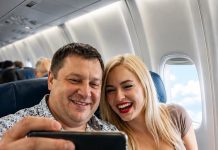 Moj muž je potajno otputovao na odmor sa svojom ljubavnicom i poslao mi fotografiju na kojoj ljubi mladu ljepoticu uz poruku: „Zbogom, jadnice. Ostavljam te bez ičega.” 😢