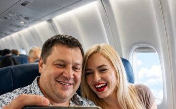 Moj muž je potajno otputovao na odmor sa svojom ljubavnicom i poslao mi fotografiju na kojoj ljubi mladu ljepoticu uz poruku: „Zbogom, jadnice. Ostavljam te bez ičega.” 😢