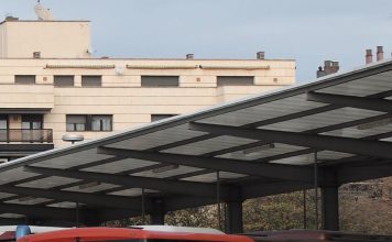 ŠOK U MLADENOVCU / Opet se srušila konstrukcija na autobusnom stajalištu u Srbiji! Dječak (12) se bori za život