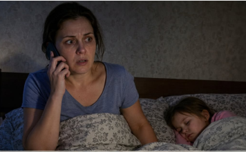 Mama me je nazvala noću: „Kada ćeš pokupiti dijete? Već mjesec dana sjedim s njom.” Zaledila sam se: „Mama… moja kćerka spava pored mene.”