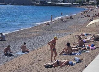 ŽENA NA PLAŽI U CRNOJ GORI ŠOKIRALA LJUDE: Ne kupa se, SVI GLEDAJU ŠTA DRŽI U RUKAMA – “ovo je kraj sveta” (VIDEO)