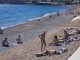 ŽENA NA PLAŽI U CRNOJ GORI ŠOKIRALA LJUDE: Ne kupa se, SVI GLEDAJU ŠTA DRŽI U RUKAMA – “ovo je kraj sveta” (VIDEO)