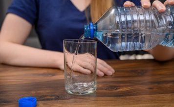 Da li je bezbedno piti vodu od juče? Stručnjaci kažu da može biti opasnije nego što mislite, evo zašto Da li je bezbedno piti vodu od juče? Stručnjaci kažu da može biti opasnije nego što mislite, evo zašto - featured image