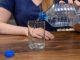 Da li je bezbedno piti vodu od juče? Stručnjaci kažu da može biti opasnije nego što mislite, evo zašto Da li je bezbedno piti vodu od juče? Stručnjaci kažu da može biti opasnije nego što mislite, evo zašto - featured image