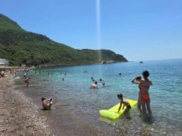 Kupači na plaži u Crnoj Gori NISU MOGLI DA VERUJU OČIMA! Zbog onoga što su videli u PLIĆAKU, odmah su pobjegli… (VIDEO)