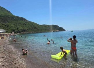 Kupači na plaži u Crnoj Gori NISU MOGLI DA VERUJU OČIMA! Zbog onoga što su videli u PLIĆAKU, odmah su pobjegli… (VIDEO)