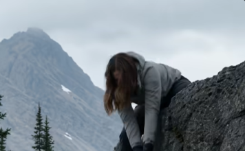 Mlada žena je spasila mladunče lava koje je visilo sa ivice litice i trebalo je da padne u ponor, ali kada se okrenula, vidjela je ogromnu lavicu kako gleda ravno u nju očima predatora… I ono što se zatim desilo je zaista zastrašujuće 😱