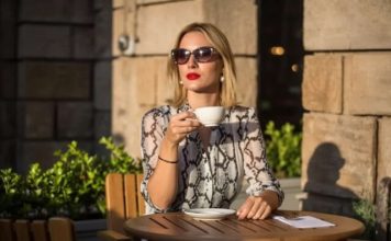 JEDNA SITNICA VAS RAZOTKRIVA: Žene koje ovo rade nikad u tuđim očima nisu PRAVE DAME već samo ‘SELJANKE’ bez bontona JEDNA SITNICA VAS RAZOTKRIVA: Žene koje ovo rade nikad u tuđim očima nisu PRAVE DAME već samo ‘SELJANKE’ bez bontona - featured image
