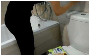 ŽENA SIPALA OVO U VODOKOTLIĆ I IZAZVALA BURU NA INTERNETU: Kupatilo joj miriše mjesecima, a caka nikad prostija ŽENA SIPALA OVO U VODOKOTLIĆ I IZAZVALA BURU NA INTERNETU: Kupatilo joj miriše mjesecima, a caka nikad prostija - featured image