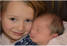 Beba je vrištala kad god je starija sestra zagrli: Roditelji našli ćerku na podu, a onda otkrili jezivu istinu Beba je vrištala kad god je starija sestra zagrli: Roditelji našli ćerku na podu, a onda otkrili jezivu istinu - featured image