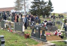Pokojnika u Rogoznici spustili na zemlju, kada su svi očekivali popov glas, začulo se nešto jezivo: Svi su gutali suze i knedle u grlu Pokojnika u Rogoznici spustili na zemlju, kada su svi očekivali popov glas, začulo se nešto jezivo: Svi su gutali suze i knedle u grlu - featured image