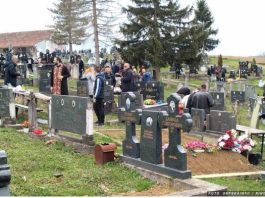 Pokojnika u Rogoznici spustili na zemlju, kada su svi očekivali popov glas, začulo se nešto jezivo: Svi su gutali suze i knedle u grlu Pokojnika u Rogoznici spustili na zemlju, kada su svi očekivali popov glas, začulo se nešto jezivo: Svi su gutali suze i knedle u grlu - featured image