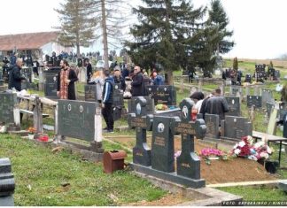 Pokojnika u Rogoznici spustili na zemlju, kada su svi očekivali popov glas, začulo se nešto jezivo: Svi su gutali suze i knedle u grlu Pokojnika u Rogoznici spustili na zemlju, kada su svi očekivali popov glas, začulo se nešto jezivo: Svi su gutali suze i knedle u grlu - featured image