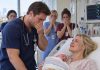 Ušla sam sama u bolnicu kako bih rodila, noseći jedan kovčeg, iznošeni džemper i sedam mjeseci slomljenog srca. Nekoliko sati poslije, kad se moj sin napokon rodio živ i zdrav, dežurni liječnik pogledao ga je — i odjednom počeo plakati. Ušla sam sama u bolnicu kako bih rodila, noseći jedan kovčeg, iznošeni džemper i sedam mjeseci slomljenog srca. Nekoliko sati poslije, kad se moj sin napokon rodio živ i zdrav, dežurni liječnik pogledao ga je — i odjednom počeo plakati. - featured image