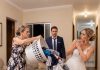 U noći mog vjenčanja moja je svekrva bacila na mene kantu punu prljavih gaća svih muškaraca iz obitelji: „Sada si ti supruga. Tvoj je posao da ovo opereš.” Odbila sam, a moj me muž udario pred njom. U noći mog vjenčanja moja je svekrva bacila na mene kantu punu prljavih gaća svih muškaraca iz obitelji: „Sada si ti supruga. Tvoj je posao da ovo opereš.” Odbila sam, a moj me muž udario pred njom. - featured image