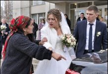 Ciganka je prišla do mlade kod matičara: „Veo koji nosiš nije tvoj, sudbina ti je gorka. Otvori prtljažnik mladoženjinog auta. Molim te kao Boga, otvori…“ …😲😲😲 Ciganka je prišla do mlade kod matičara: „Veo koji nosiš nije tvoj, sudbina ti je gorka. Otvori prtljažnik mladoženjinog auta. Molim te kao Boga, otvori…“ …😲😲😲 - featured image