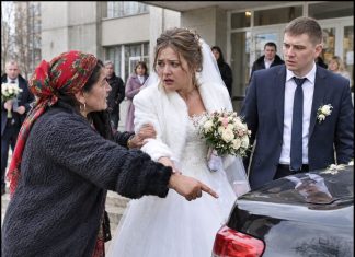 Ciganka je prišla do mlade kod matičara: „Veo koji nosiš nije tvoj, sudbina ti je gorka. Otvori prtljažnik mladoženjinog auta. Molim te kao Boga, otvori…“ …😲😲😲 Ciganka je prišla do mlade kod matičara: „Veo koji nosiš nije tvoj, sudbina ti je gorka. Otvori prtljažnik mladoženjinog auta. Molim te kao Boga, otvori…“ …😲😲😲 - featured image