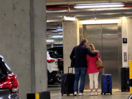 Susjeda joj je fotografijama otkrila suprugovu nevjeru – no umjesto da se s njim suoči, ona je drugu ženu pozvala na večeru. Susjeda joj je fotografijama otkrila suprugovu nevjeru – no umjesto da se s njim suoči, ona je drugu ženu pozvala na večeru. - featured image