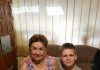 Mali dečak je u školi rekao: „Moja baka mi svake noći vezuje ruke.“ Kada je učiteljica ušla u kuću sa policijom, sledila se od onoga što je ugledala. Mali dečak je u školi rekao: „Moja baka mi svake noći vezuje ruke.“ Kada je učiteljica ušla u kuću sa policijom, sledila se od onoga što je ugledala. - featured image