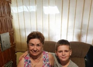 Mali dečak je u školi rekao: „Moja baka mi svake noći vezuje ruke.“ Kada je učiteljica ušla u kuću sa policijom, sledila se od onoga što je ugledala. Mali dečak je u školi rekao: „Moja baka mi svake noći vezuje ruke.“ Kada je učiteljica ušla u kuću sa policijom, sledila se od onoga što je ugledala. - featured image