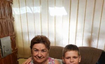 Mali dečak je u školi rekao: „Moja baka mi svake noći vezuje ruke.“ Kada je učiteljica ušla u kuću sa policijom, sledila se od onoga što je ugledala. Mali dečak je u školi rekao: „Moja baka mi svake noći vezuje ruke.“ Kada je učiteljica ušla u kuću sa policijom, sledila se od onoga što je ugledala. - featured image