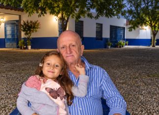 „Mama, svaki put kada me djed kupa, traži da igramo jednu igru. Moram zatvoriti oči, a dok su zatvorene, on nešto radi…“ Kada mi je kćerka to rekla, ukočila sam se. Sljedećeg dana otvorila sam vrata kupatila bez upozorenja, a od prizora koji sam zatekla počele su mi drhtati noge. 😱💔 „Mama, svaki put kada me djed kupa, traži da igramo jednu igru. Moram zatvoriti oči, a dok su zatvorene, on nešto radi…“ Kada mi je kćerka to rekla, ukočila sam se. Sljedećeg dana otvorila sam vrata kupatila bez upozorenja, a od prizora koji sam zatekla počele su mi drhtati noge. 😱💔 - featured image
