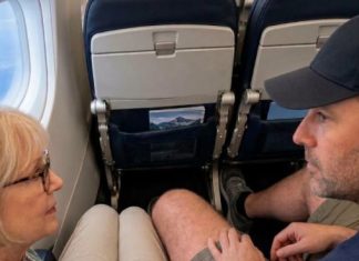 Muškarac je satima zauzimao deo mog sedišta u avionu! Kada sam ga zamolila da se pomeri, nasmejao se: „Tako ste sitni! Zašto vam treba toliko prostora?“ Ali kada se vratio iz toaleta, ukočio se od šoka i besno povikao: „ŠTA STE TO URADILI?!“ Muškarac je satima zauzimao deo mog sedišta u avionu! Kada sam ga zamolila da se pomeri, nasmejao se: „Tako ste sitni! Zašto vam treba toliko prostora?“ Ali kada se vratio iz toaleta, ukočio se od šoka i besno povikao: „ŠTA STE TO URADILI?!“ - featured image