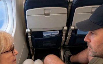 Muškarac je satima zauzimao deo mog sedišta u avionu! Kada sam ga zamolila da se pomeri, nasmejao se: „Tako ste sitni! Zašto vam treba toliko prostora?“ Ali kada se vratio iz toaleta, ukočio se od šoka i besno povikao: „ŠTA STE TO URADILI?!“ Muškarac je satima zauzimao deo mog sedišta u avionu! Kada sam ga zamolila da se pomeri, nasmejao se: „Tako ste sitni! Zašto vam treba toliko prostora?“ Ali kada se vratio iz toaleta, ukočio se od šoka i besno povikao: „ŠTA STE TO URADILI?!“ - featured image