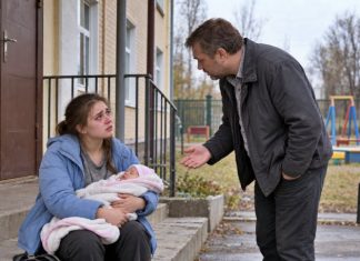 Osamnaestogodišnja djevojka sjedila je ispred doma za nezbrinutu djecu s novorođenom kćerkicom i jednom torbom, plačući. Roditelji su joj zabranili da abortira, a sada su joj naredili da napusti njihov dom. Pored nje je prolazio muškarac koji je čuo njen plač i rekao: „Nemoj dati svoju kćerku. Radije pristani na moju ponudu…“ 😲😲😲 Osamnaestogodišnja djevojka sjedila je ispred doma za nezbrinutu djecu s novorođenom kćerkicom i jednom torbom, plačući. Roditelji su joj zabranili da abortira, a sada su joj naredili da napusti njihov dom. Pored nje je prolazio muškarac koji je čuo njen plač i rekao: „Nemoj dati svoju kćerku. Radije pristani na moju ponudu…“ 😲😲😲 - featured image