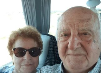 😱💔 Nakon 61 godine braka, suprug i ja prvi smo put zajedno krenuli na putovanje. Tijekom vožnje autobus se zaustavio, a moj suprug rekao je da ide na WC. Ali nikada se nije vratio. Kad mi je vozač prišao i pokazao snimku na svom telefonu, vidjela sam što je moj suprug učinio. Noge su mi klecnule od užasa i izgubila sam svijest… 😨😭‼️ 😱💔 Nakon 61 godine braka, suprug i ja prvi smo put zajedno krenuli na putovanje. Tijekom vožnje autobus se zaustavio, a moj suprug rekao je da ide na WC. Ali nikada se nije vratio. Kad mi je vozač prišao i pokazao snimku na svom telefonu, vidjela sam što je moj suprug učinio. Noge su mi klecnule od užasa i izgubila sam svijest… 😨😭‼️ - featured image