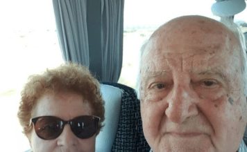 😱💔 Nakon 61 godine braka, suprug i ja prvi smo put zajedno krenuli na putovanje. Tijekom vožnje autobus se zaustavio, a moj suprug rekao je da ide na WC. Ali nikada se nije vratio. Kad mi je vozač prišao i pokazao snimku na svom telefonu, vidjela sam što je moj suprug učinio. Noge su mi klecnule od užasa i izgubila sam svijest… 😨😭‼️ 😱💔 Nakon 61 godine braka, suprug i ja prvi smo put zajedno krenuli na putovanje. Tijekom vožnje autobus se zaustavio, a moj suprug rekao je da ide na WC. Ali nikada se nije vratio. Kad mi je vozač prišao i pokazao snimku na svom telefonu, vidjela sam što je moj suprug učinio. Noge su mi klecnule od užasa i izgubila sam svijest… 😨😭‼️ - featured image