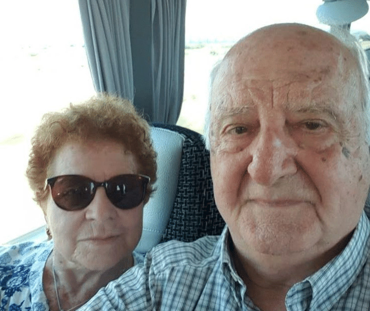 😱💔 Nakon 61 godine braka, suprug i ja prvi smo put zajedno krenuli na putovanje. Tijekom vožnje autobus se zaustavio, a moj suprug rekao je da ide na WC. Ali nikada se nije vratio. Kad mi je vozač prišao i pokazao snimku na svom telefonu, vidjela sam što je moj suprug učinio. Noge su mi klecnule od užasa i izgubila sam svijest… 😨😭‼️ - featured image 😱💔 Nakon 61 godine braka, suprug i ja prvi smo put zajedno krenuli na putovanje. Tijekom vožnje autobus se zaustavio, a moj suprug rekao je da ide na WC. Ali nikada se nije vratio. Kad mi je vozač prišao i pokazao snimku na svom telefonu, vidjela sam što je moj suprug učinio. Noge su mi klecnule od užasa i izgubila sam svijest… 😨😭‼️ - featured image