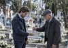 Nakon tri godine provedene u zatvoru vratio sam se kući, nadajući se samo da ću zagrliti oca, ali moja maćeha otvorila je vrata i rekla: „Umro je prije godinu dana. Ova kuća sada pripada meni.” Nakon tri godine provedene u zatvoru vratio sam se kući, nadajući se samo da ću zagrliti oca, ali moja maćeha otvorila je vrata i rekla: „Umro je prije godinu dana. Ova kuća sada pripada meni.” - featured image
