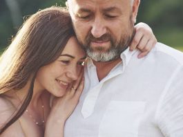 Kad mlada žena padne na mnogo starijeg muškarca: Evo šta to znači Kad mlada žena padne na mnogo starijeg muškarca: Evo šta to znači - featured image