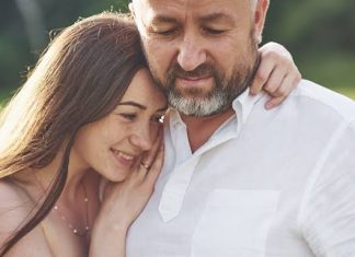 Kad mlada žena padne na mnogo starijeg muškarca: Evo šta to znači Kad mlada žena padne na mnogo starijeg muškarca: Evo šta to znači - featured image