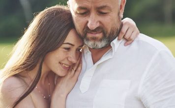 Kad mlada žena padne na mnogo starijeg muškarca: Evo šta to znači Kad mlada žena padne na mnogo starijeg muškarca: Evo šta to znači - featured image